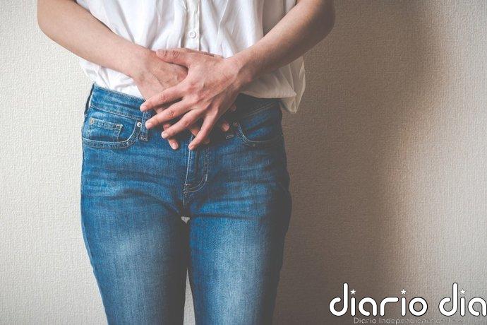 Beber menos para espaciar visitas al baño cuando se padece incontinencia urinaria puede irritar la vejiga, según experto