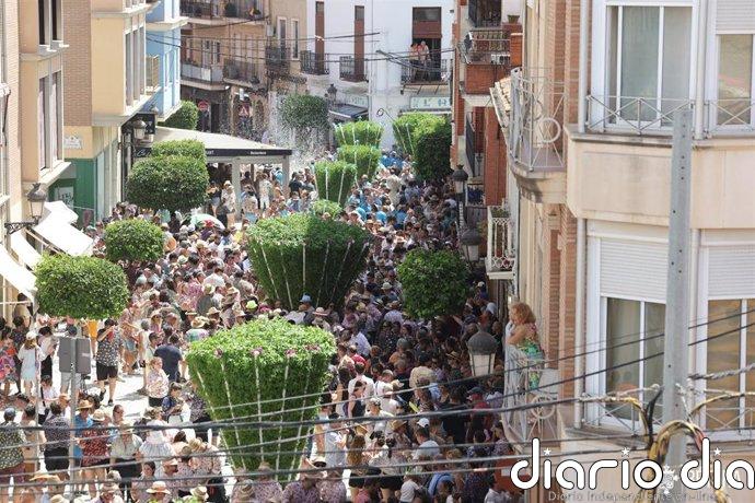 Bétera ofrece sus majestuosas Alfàbegues entre más de once toneladas de confeti