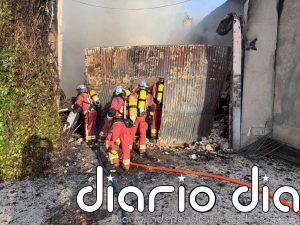 Bomberos de Jaén sofocan el incendio de una nave en Campillo de Arenas (Jaén)