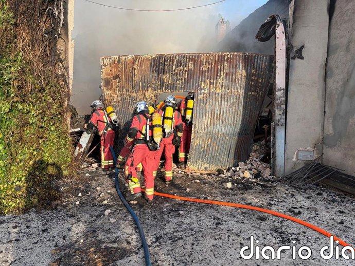 Bomberos de Jaén sofocan el incendio de una nave en Campillo de Arenas (Jaén)
