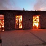 Bomberos de la Diputación de Cáceres trabajan en la extinción de una antigua fábrica de harina en Plasencia