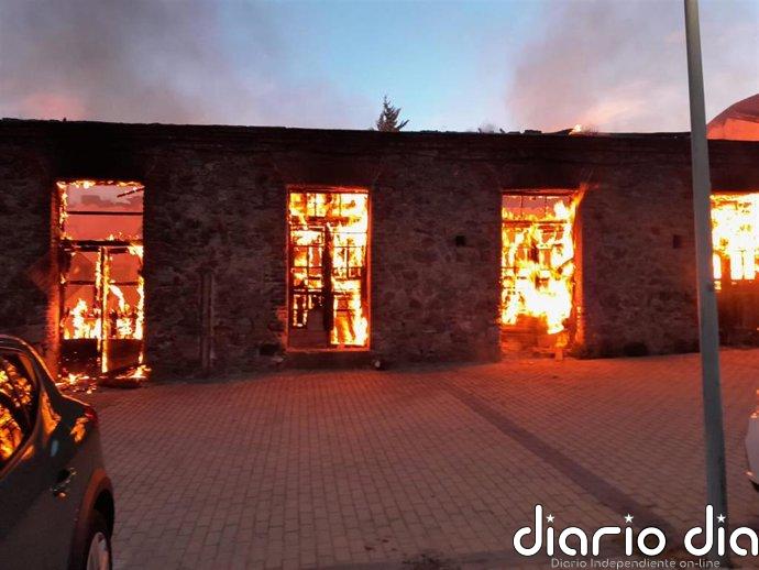 Bomberos de la Diputación de Cáceres trabajan en la extinción de una antigua fábrica de harina en Plasencia