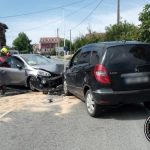 Bomberos de Santander extraen a una persona herida en el choque frontal de dos coches en Gajano