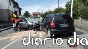 Bomberos de Santander extraen a una persona herida en el choque frontal de dos coches en Gajano