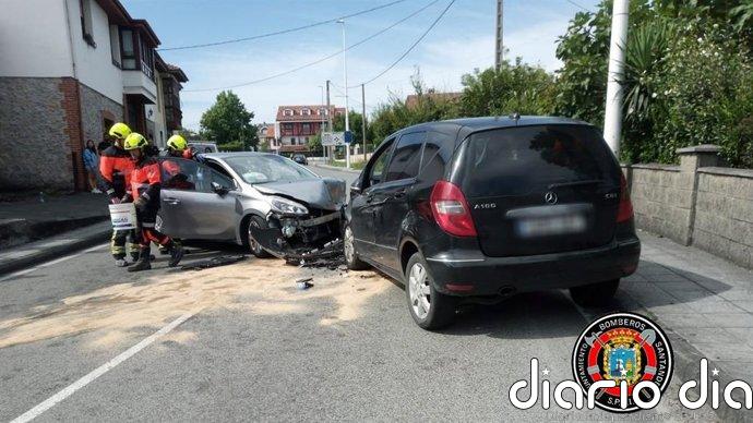 Bomberos de Santander extraen a una persona herida en el choque frontal de dos coches en Gajano