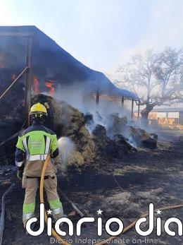 Bomberos del Sepei de la Diputación de Cáceres intervienen en dos incendios en Montehermoso
