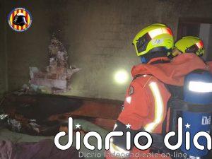 Bombers extinguen un incendio en la cama de una vivienda de Algemesí