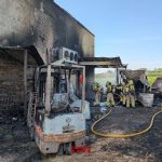 Bombers trabaja con 11 dotaciones en un incendio en un almacén cercano a la A-22 en Lleida