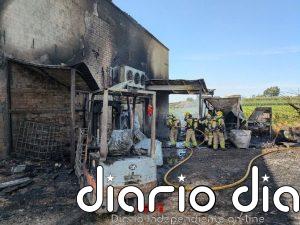 Bombers trabaja con 11 dotaciones en un incendio en un almacén cercano a la A-22 en Lleida