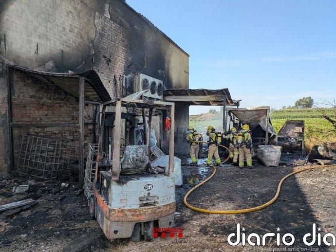 Bombers trabaja con 11 dotaciones en un incendio en un almacén cercano a la A-22 en Lleida