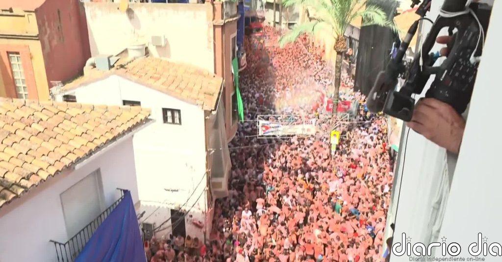 Buñol vuelve a teñirse de rojo con la Tomatina