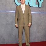 Callum Turner confirma que es uno de los hombres mejor vestidos con este impecable look en Australia