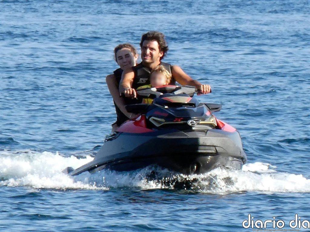 Carlos Sainz Jr. y Rebecca Donaldson, cómplices en alta mar durante sus vacaciones familiares en Mallorca
