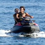 Carlos Sainz Jr. y Rebecca Donaldson, cómplices en alta mar durante sus vacaciones familiares en Mallorca