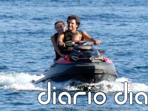 Carlos Sainz Jr. y Rebecca Donaldson, cómplices en alta mar durante sus vacaciones familiares en Mallorca