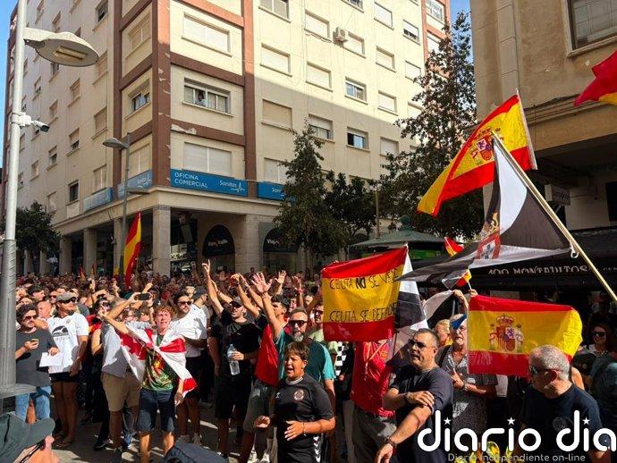 Centenares de ceutíes marchan contra la gestión del Gobierno de la crisis migratoria