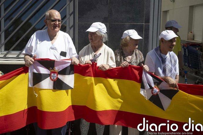 Ceutíes lanzan claveles a las puertas de la Delegación del Gobierno como símbolo de protesta