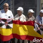 Ceutíes lanzan claveles a las puertas de la Delegación del Gobierno para protestar pacíficamente contra el Ejecutivo