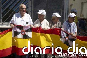 Ceutíes lanzan claveles a las puertas de la Delegación del Gobierno para protestar pacíficamente contra el Ejecutivo