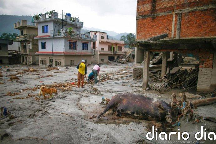 China eleva a 16 la cifra de ciudadanos fallecidos tras las devastadoras inundaciones en Nepal