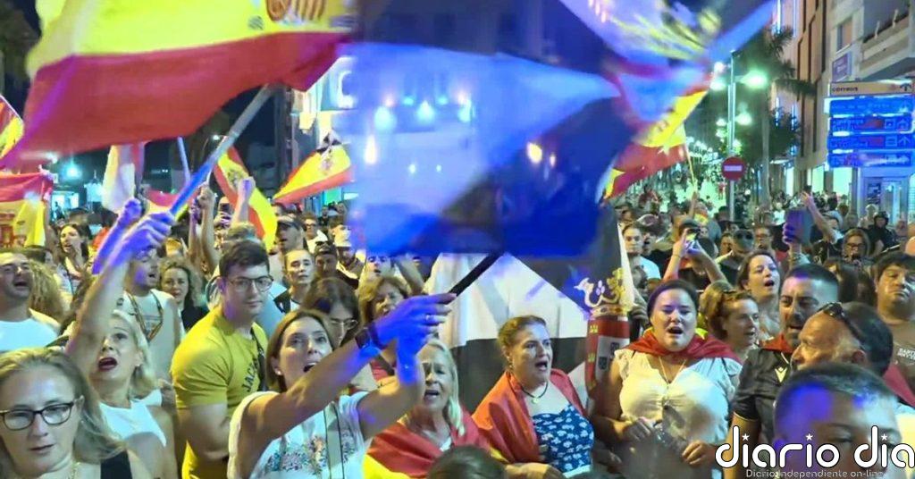 Cientos de ceutíes se concentran ante la Delegación del Gobierno para exigir la expulsión de todos los migrantes ilegales