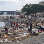 Cientos de migrantes regresan al asentamiento de la playa ceutí de El Trampolín y se suspende la limpieza