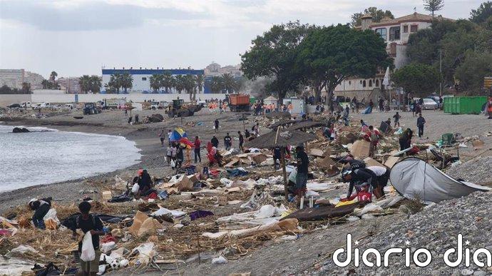 Cientos de migrantes regresan al asentamiento de la playa ceutí de El Trampolín y se suspende la limpieza