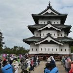 Cientos de voluntarios mueven con cuerdas una torre de 400 toneladas de un castillo en el norte de Japón