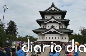 Cientos de voluntarios mueven con cuerdas una torre de 400 toneladas de un castillo en el norte de Japón