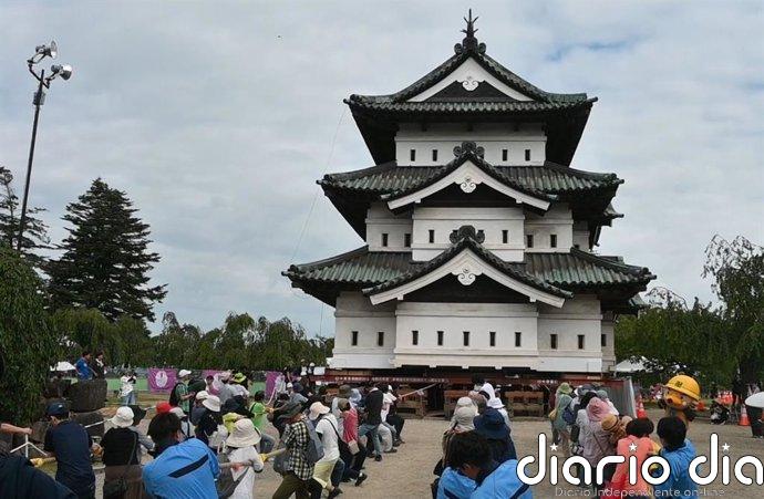 Cientos de voluntarios mueven con cuerdas una torre de 400 toneladas de un castillo en el norte de Japón