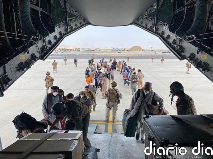 Cinco años de la evacuación de Afganistán: una "hazaña" de las "heroicas" Fuerzas Armadas para "salvar vidas"