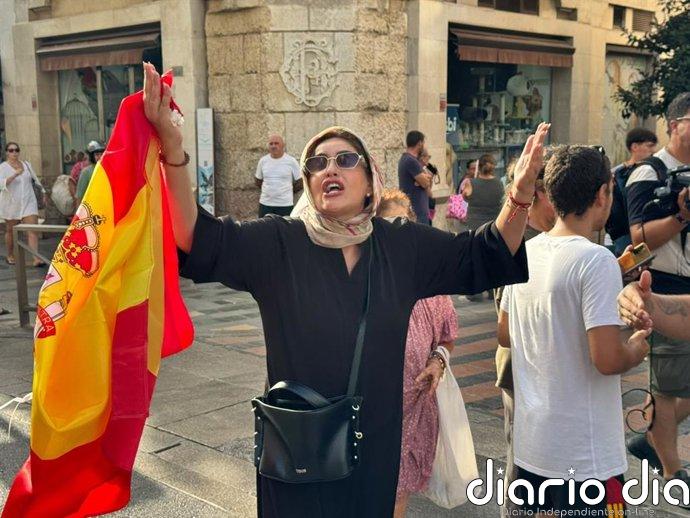 Ciudadanos ceutíes de origen marroquí increpan a Alvise en Ceuta: "Aprovecháis la situación para sembrar odio"