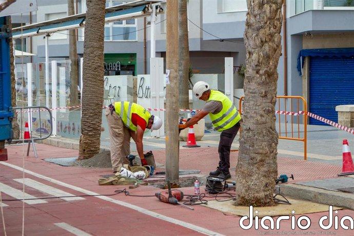 Concluye la renovación de 28 soportes deteriorados del alumbrado del Paseo Marítimo de Almería