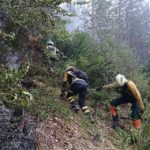 Continúan las labores de extinción del incendio forestal declarado en el entorno de la peña Gazpar, en Urzainki