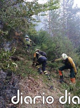 Continúan las labores de extinción del incendio forestal declarado en el entorno de la peña Gazpar, en Urzainki