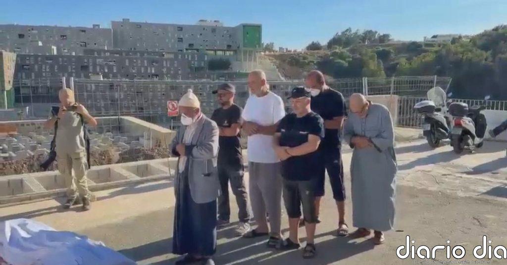 Continúan los entierros de migrantes que murieron al intentar cruzar a Ceuta mientras Marruecos reclama su devolución