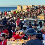 Cruz Roja vuelve a repartir comida en la playa del Trampolín