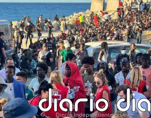 Cruz Roja y ONG reparten alimentos básicos a unos 2.000 migrantes en la Playa del Trampolín (Ceuta)