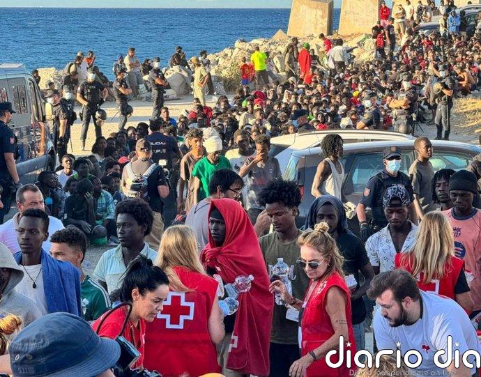 Cruz Roja y ONG reparten alimentos básicos a unos 2.000 migrantes en la Playa del Trampolín (Ceuta)