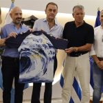 Cueva de Nerja vuelve a vestir al Málaga CF en su camiseta prepartido de la temporada 2026/2027