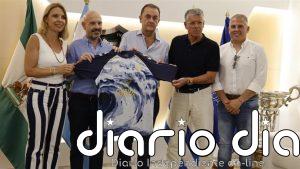Cueva de Nerja vuelve a vestir al Málaga CF en su camiseta prepartido de la temporada 2026/2027