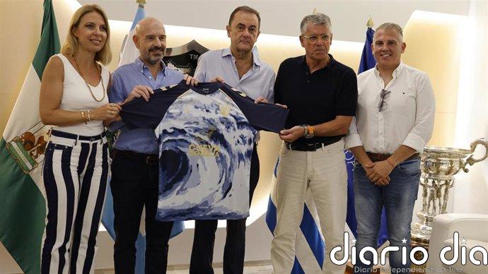 Cueva de Nerja vuelve a vestir al Málaga CF en su camiseta prepartido de la temporada 2026/2027
