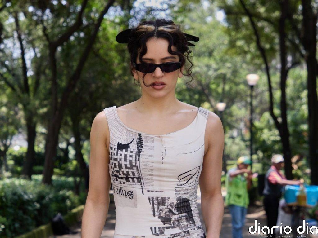 De Carrie Bradshaw en 'Sexo en Nueva York' a Rosalía: el vestido de periódico más icónico que vuelve a ser tendencia