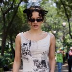 De Carrie Bradshaw en 'Sexo en Nueva York' a Rosalía: el vestido de periódico más icónico que vuelve a ser tendencia