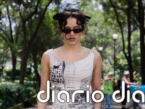 De Carrie Bradshaw en 'Sexo en Nueva York' a Rosalía: el vestido de periódico más icónico que vuelve a ser tendencia