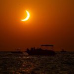 De las nubes en Asturias a la puesta de sol en las playas baleares: así ha sido el histórico eclipse