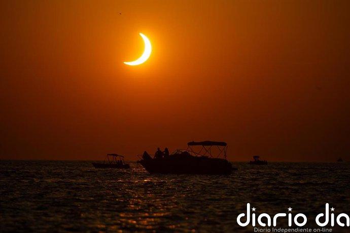 De las nubes en Asturias a la puesta de sol en las playas baleares: así ha sido el histórico eclipse
