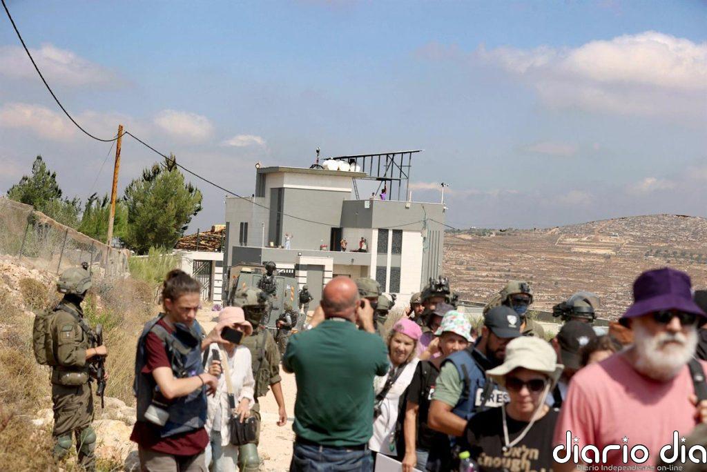 Decenas de colonos israelíes asaltan la vivienda palestina en Qusra que asediaban desde hace semanas