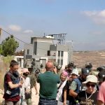 Decenas de colonos israelíes asaltan la vivienda palestina en Qusra que asediaban desde hace semanas