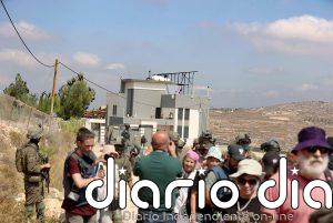 Decenas de colonos israelíes asaltan la vivienda palestina en Qusra que asediaban desde hace semanas